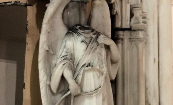 Os criminosos destruíram estátuas de anjos da Igreja em Nova York (EUA), que foram decapitadas (Foto: The Tablet / Reprodução)