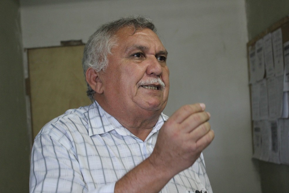 Delegado Menandro Lopes explicou circunstâncias em que o escrivão foi encontrado (Foto: Fernando Brito/G1)