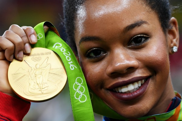 A ginasta americana Gabrielle Douglas com a medalha de ouro da competição por equipes, nos Jogos do Rio (Foto: Getty Images)