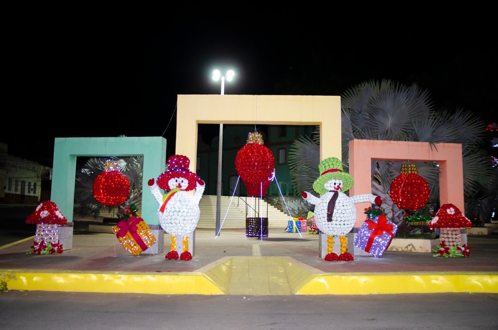 Praças de Pereiro são decoradas com material reciclável neste Natal  — Foto: Divulgação/Prefeitura de Pereiro