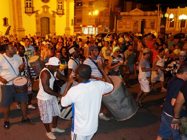 Mesmo com carnaval cancelado foliões saem às ruas em Oliveira (Foto: Marcelo Praxesdes/Divulgação)