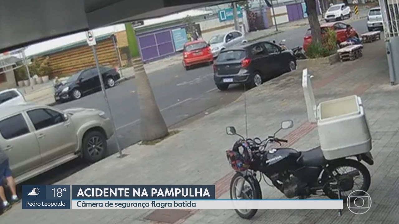 Carro invadiu a contramão e foi atingido