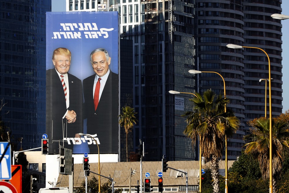 Campanha de Netanyahu usa fotos com Trump espalhadas por Tel Aviv, em Israel — Foto: Jack Guez/AFP