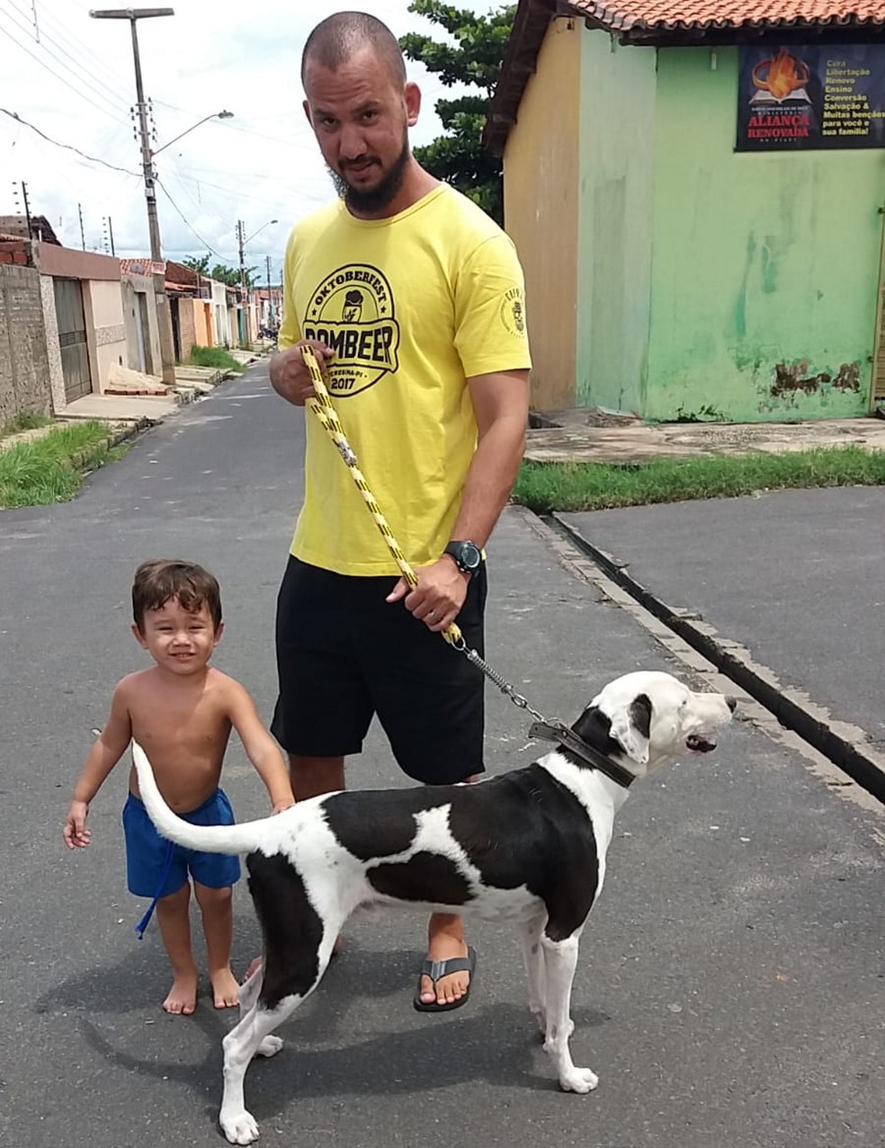 Eduardo com o filho Elias e o cachorro Ikki após reencontro em Teresina — Foto: Arquivo Pessoal/Eduardo Barros