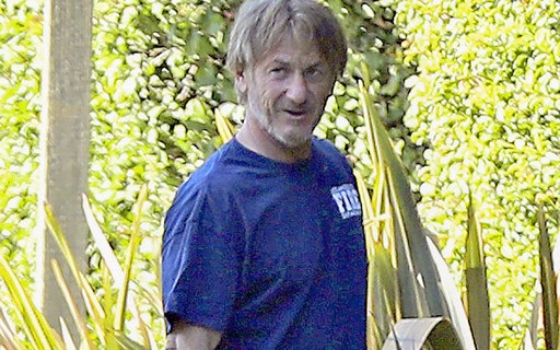 Sean Penn é clicado bem diferente ao limpar seu jardim, em Los Angeles