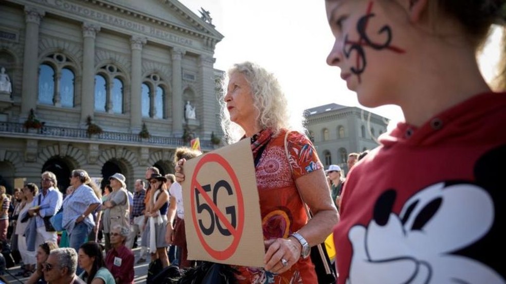 Em várias partes do mundo, houve protestos contra o 5G — Foto: Getty Images via BBC