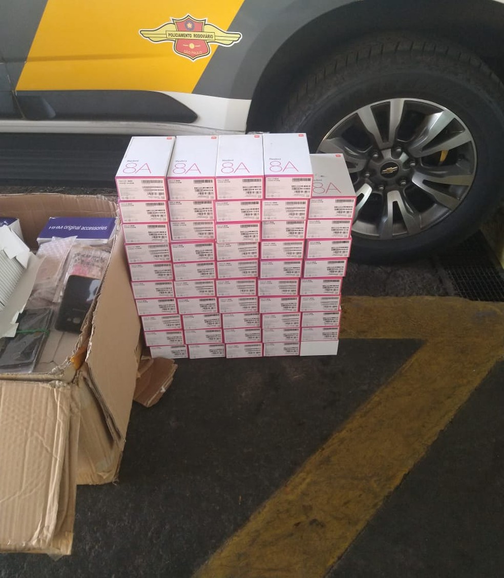 Eletrônicos diversos e comprimidos de complexos vitamínicos foram apreendidos — Foto: Polícia Rodoviário