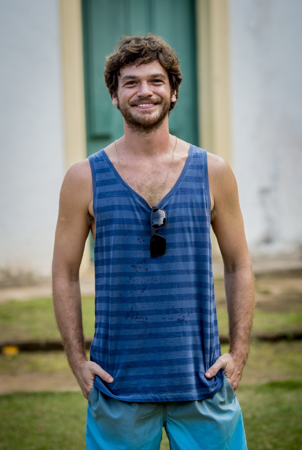Emílio interpreta o cantor de axé Beto Falcão, que é convencido a manter-se morto (Foto: TV Globo/João Cotta)