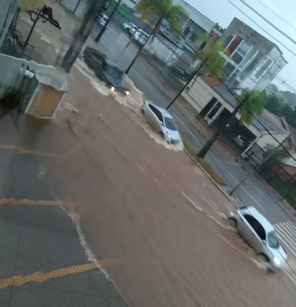 Chuva alaga Avenida Ceará em Rio Branco — Foto: Jefson Dourado/ Rede Amazônica Acre