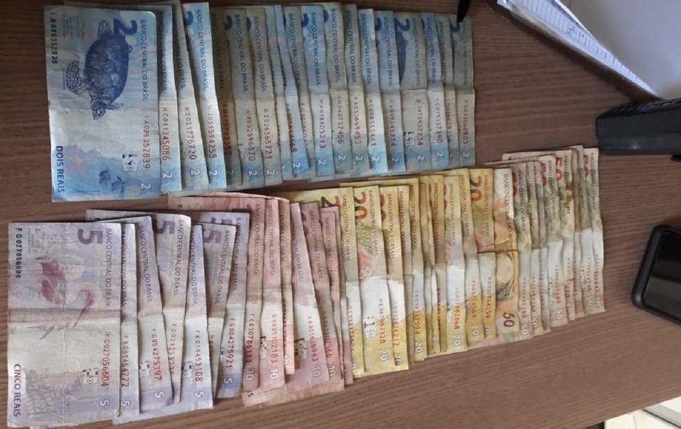 Notas falsas apreendidas com suspeitos em Júlio Mesquita (SP) — Foto: Polícia Militar