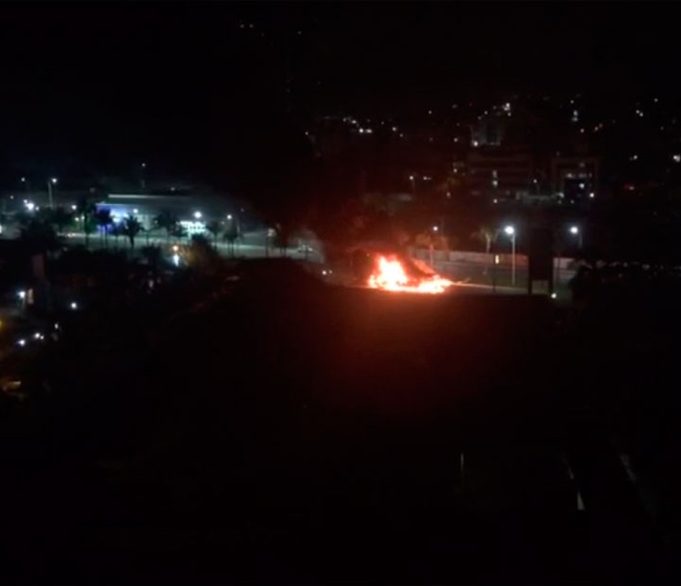 Outro ônibus foi incendiado no bairro do Stiep, em Salvador, na noite de quinta-feira. (Foto: Arquivo pessoal)