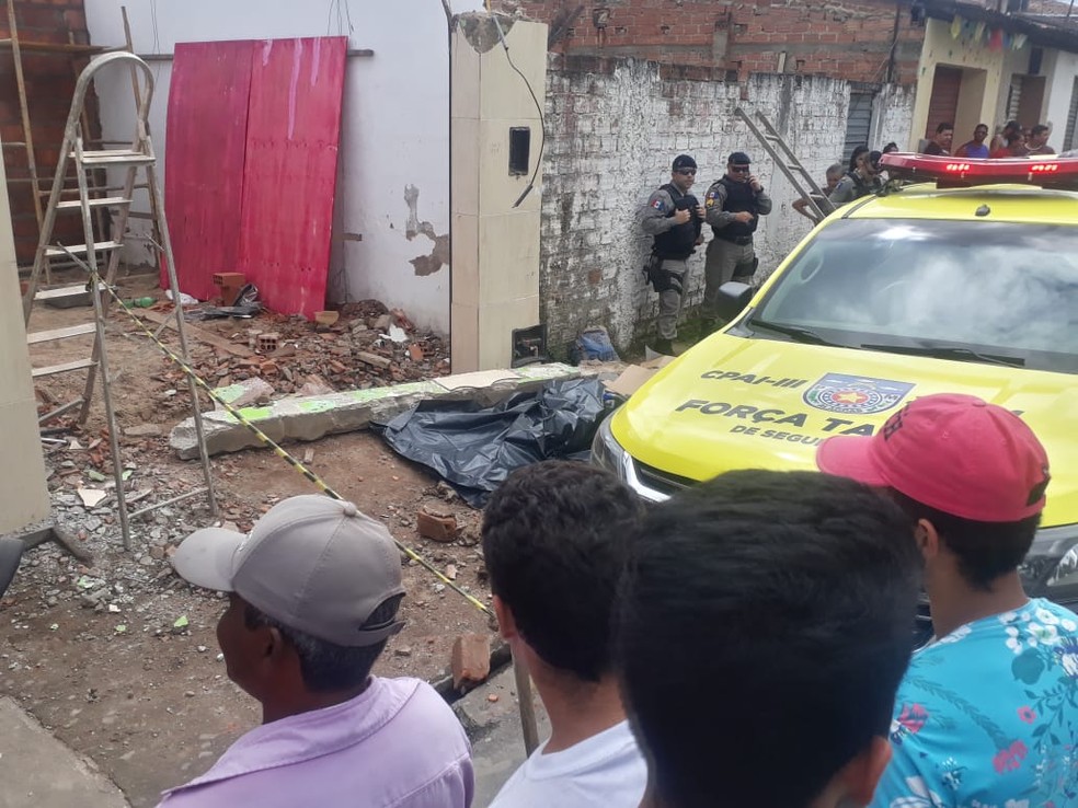 Pedreiro morreu ao ser atingido na cabeÃ§a por viga de concreto em Murici â Foto: br104.com.br