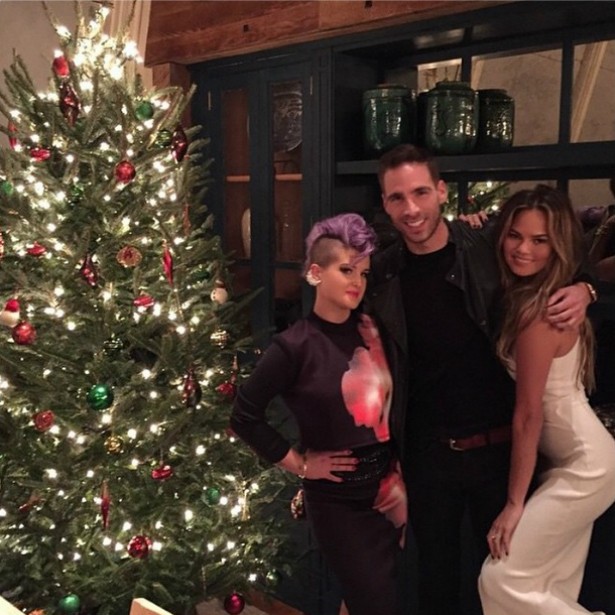 A supermodelo Chrissy Teigen adorou receber a visita da apresentadora Kelly Osbourne em sua casa enfeitada com essa super-árvore. (Foto: Instagram)