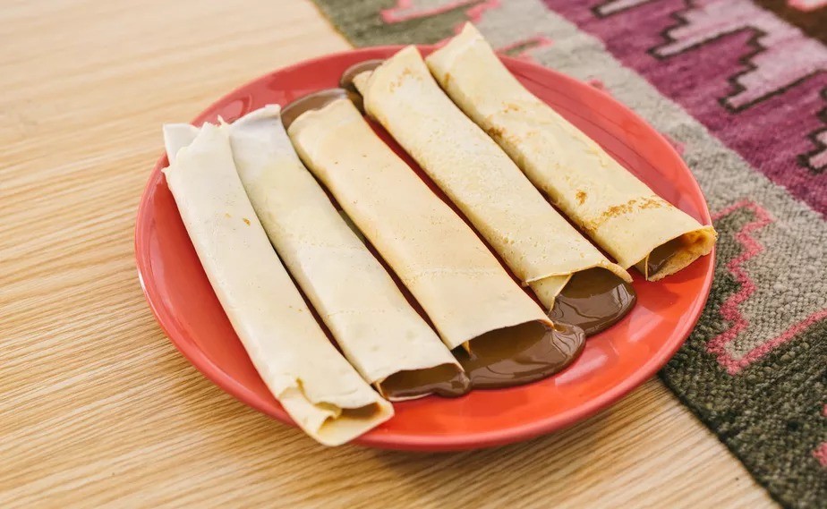 A panqueca feita com essa massa simples e fininha pode ter recheio salgado, como queijo ou carne, ou doce, como chocolate ou doce de leite