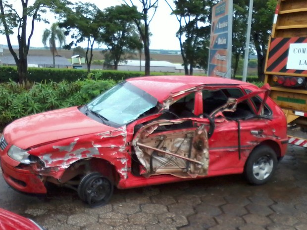 Os cinco passageiros do carro sofreram ferimentos leves. (Foto: Giliardy Freitas / TV TEM)