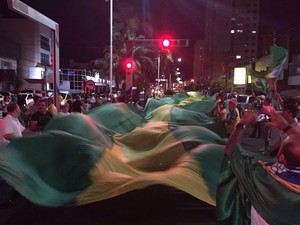 Manifestantes abriram bandeirão em Rio Preto (Foto: Fernando Daguano/TV TEM)