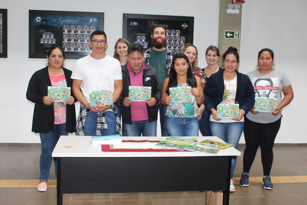 Grupo de estudantes trabalhou por um ano na tradução do livro, conta professora  — Foto: Divulgação/UFFS