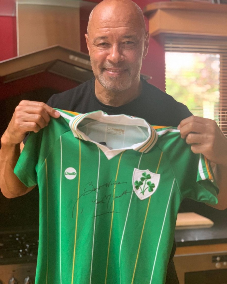 Paul MCgrath com camisa da seleção irlandesa