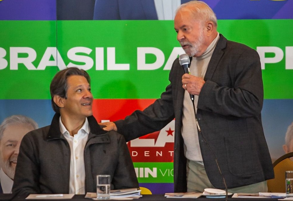 Fernando Haddad (PT) ao lado do ex-presidente Lula em hotel na Zona Sul da capital paulista nesta terça-feira (20). — Foto: Diogo Zacarias/Divulgação