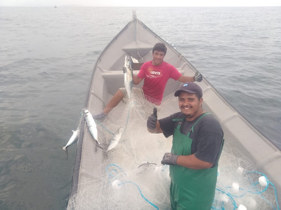 Pescadores parceiros do projeto Olha o Peixe!: valorização das comunidades locais. — Foto: Divulgação/Olha o Peixe!