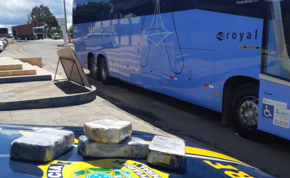 Jovem de 19 anos é é preso por transportar quase 4 kg de pasta base de cocaína em ônibus de viagem em Seabra