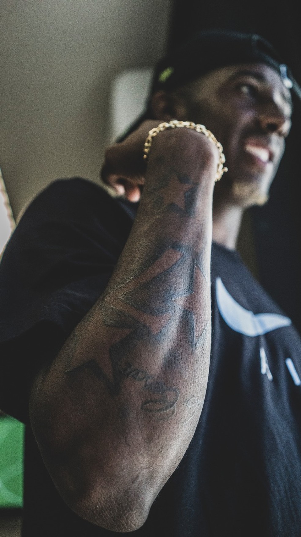 Yuri César tem o número 7 tatuado no braço, em homenagem ao pai — Foto: GloboEsporte.com