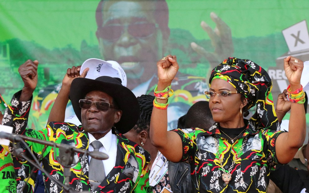 O presidente do Zimbábue, Robert Mugabe, participa de comício ao lado de sua mulher, Grace, em Chinhoyi, no sábado (29) (Foto: Reuters/Philimon Bulawayo)
