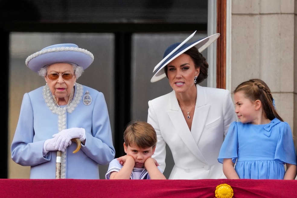 A rainha britânica Elizabeth, Kate, duquesa de Cambridge, com a princesa Charlotte e o príncipe Louis  — Foto: Alastair Grant/Pool via REUTERS
