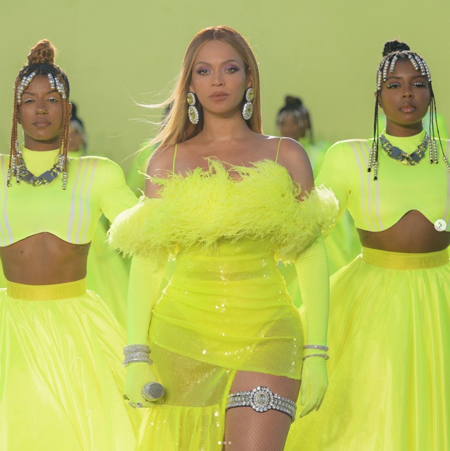 Look com o qual Beyoncé se apresentou no Oscar (Foto: Reprodução/Instagram)