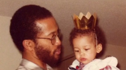 Alicia Keys com o pai em uma foto de infância (Foto: Instagram)