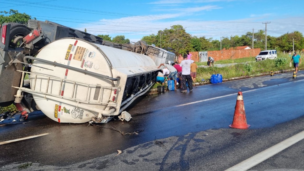 Caminhão-tanque carregado de combustível tombou após colidir de frente com um carro no quilômetro 82 da CE-040, em Beberibe. — Foto: Polícia Militar/ Divulgação