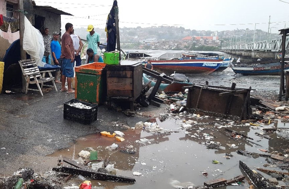 Chuva e maré alta causam estragos no porto das Sardinhas, em Salvador — Foto: Adriana Oliveira/TV Bahia