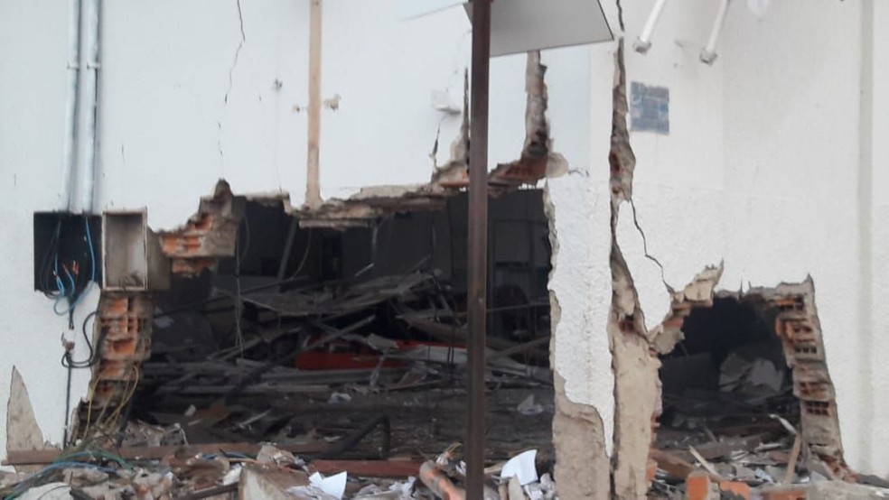 Criminosos abriram buraco em agência bancária — Foto: Divulgação