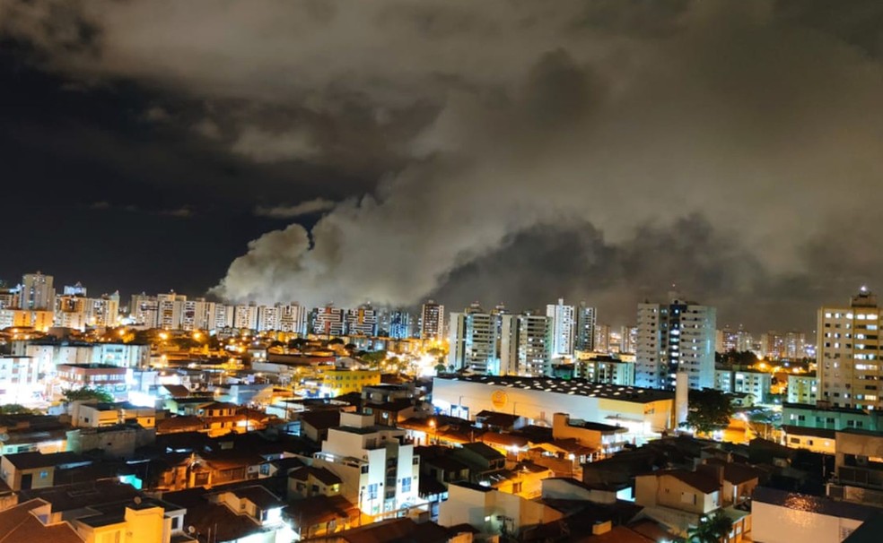 Cortina de fumaça provocada pelo incêndio — Foto: Lanne Pacheco/TV Sergipe