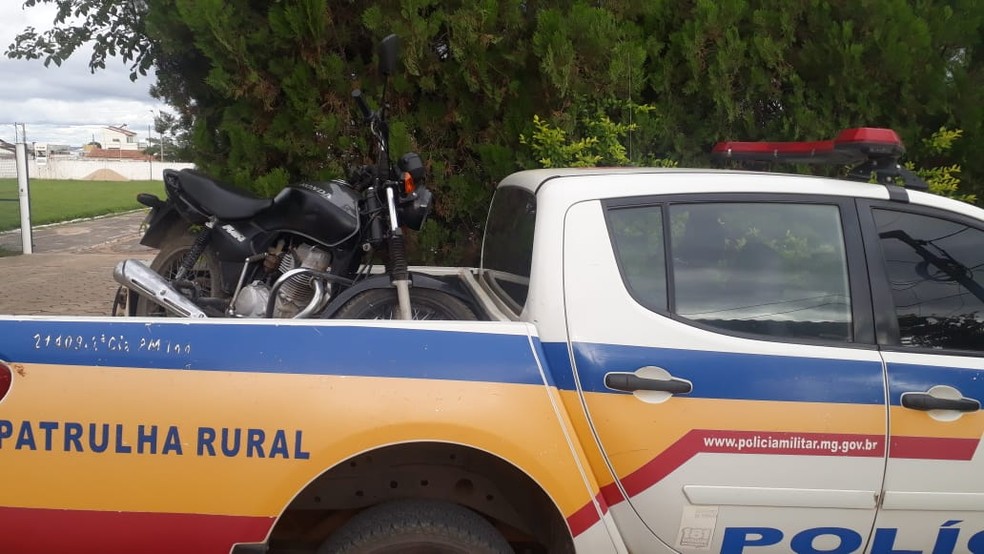 Moto apreendida pela PM com a dupla — Foto: Polícia Militar / Divulgação