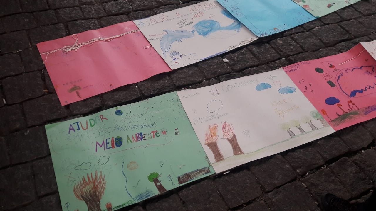 Desenhos feitos por crianças para a manifestação  (Foto: Vanessa Centamori)