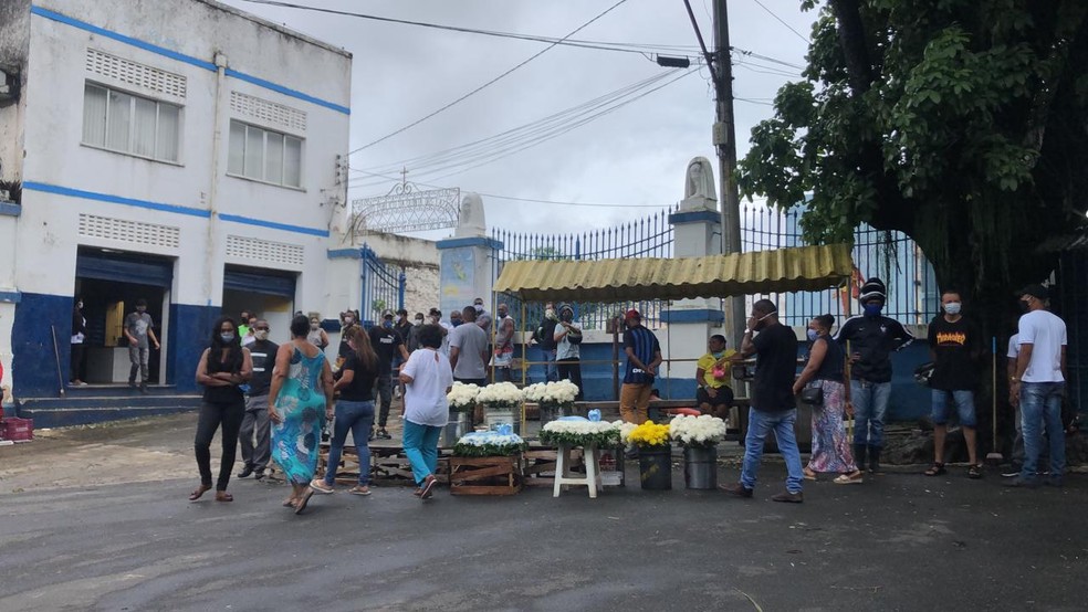 Enterro ocorreu neste domingo (26), no Cemit&eacute;rio Quinta dos L&aacute;zaros, que fica no bairro Baixa de Quintas. Caso ocorreu no bairro da Santa Cruz.  &mdash; Foto: Danilo Ribeiro / TV Bahia