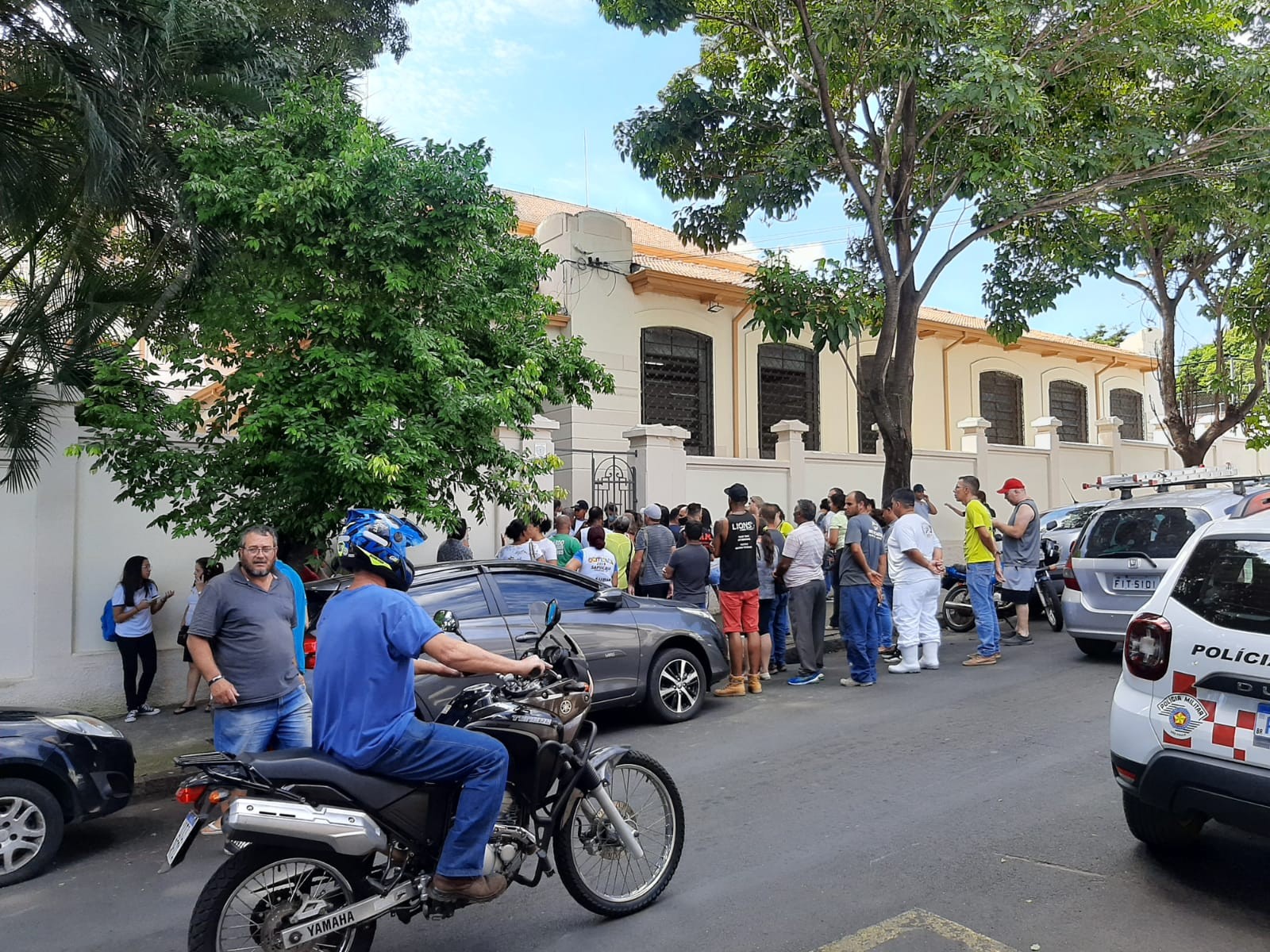 Boato sobre falsa invasão assusta alunos e gera corrida de pais até escola em Piracicaba