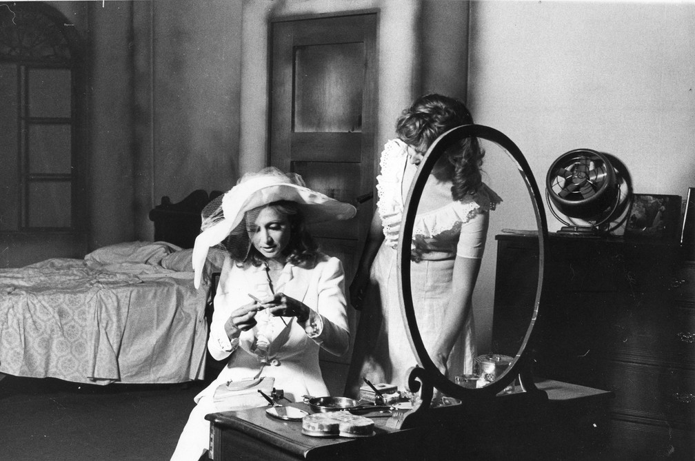Eva Wilma (à esquerda) e Pepita Rodrigues durante cena da peça "Um bonde chamado desejo" no Teatro Anchieta (Sesc Consolação), na região central de São Paulo, em 1974 — Foto: Kenji Honda/Estadão Conteúdo/Arquivo