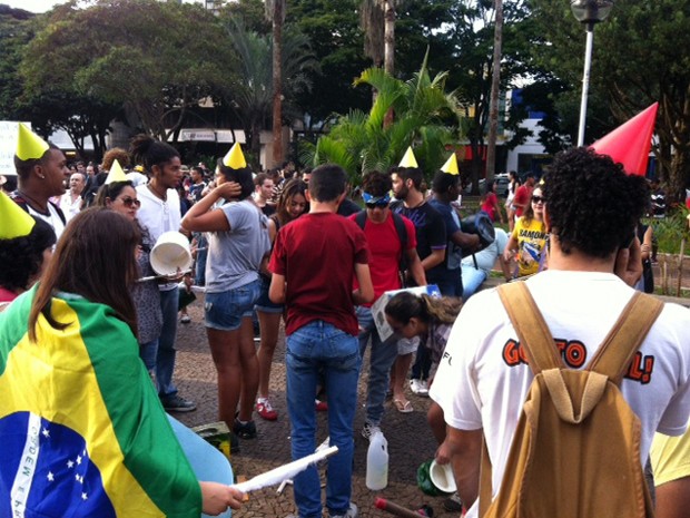 Grupos se reúnem na Praça Clarimundo Carneiro para manifestação (Foto: Fernanda Resende/G1)