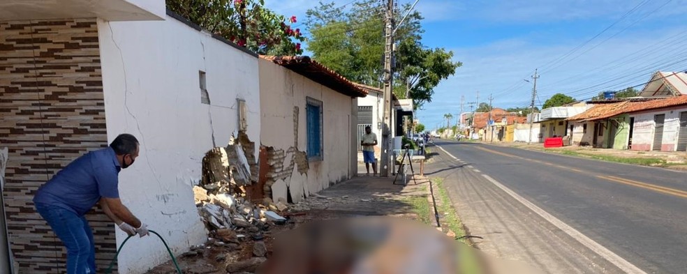 Mariano morreu esmagado entre o carro e o muro de residência em Altos, Norte do Piauí — Foto: Anielle Brandão/TV Clube