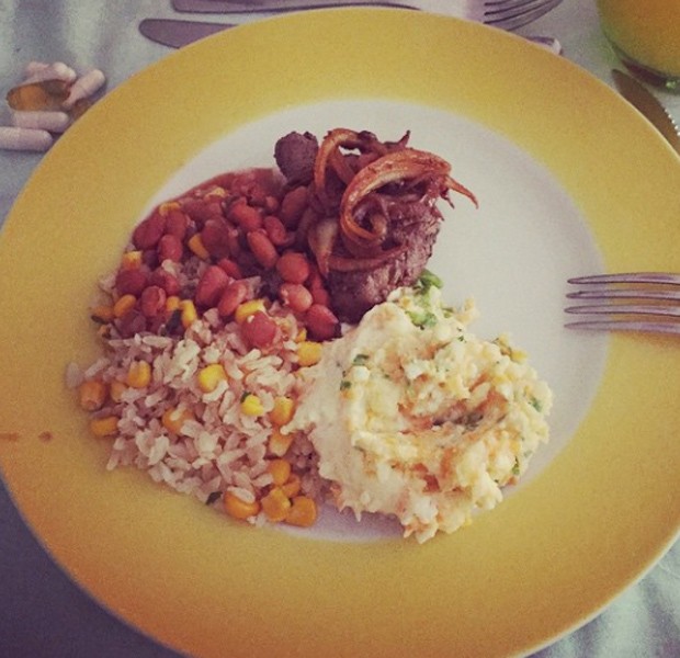 Luana mostra seu prato saudável: arroz integral, feijão marrom, salada de maionese e bife  (Foto: Arquivo pessoal)