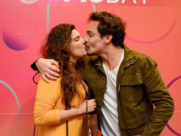Eliezer beija fã em evento no Rio de Janeiro (Foto: Webert Belicio/AgNews)