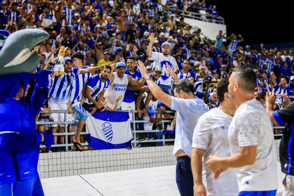Argel é reverenciado pela torcida do CSA — Foto: Ailton Cruz - Gazeta de Alagoas