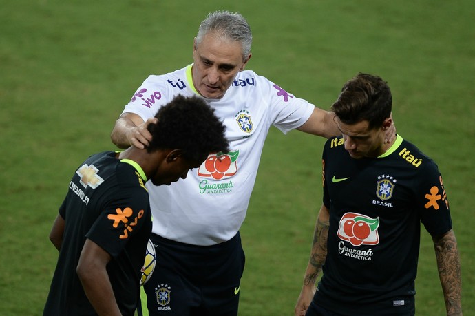 Tite entre Willian e Philippe Coutinho no treino da seleção brasileira em Natal (Foto: Pedro Martins/MoWa Press)