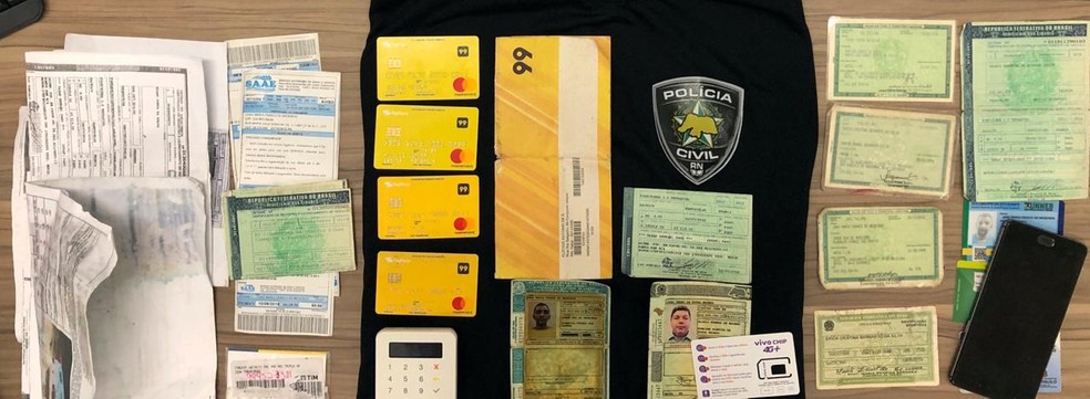 Documentos, maquinetas e cartões de empresa de transporte de passageiros foram achados nas casas dos investigados, na Grande Natal — Foto: Polícia Civil/Divulgação