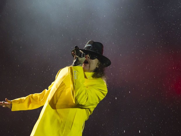 Com uma hora e meia de atraso, Guns N' Roses subiu ao palco às 02h40 (Foto: Felipe Dana/AP)