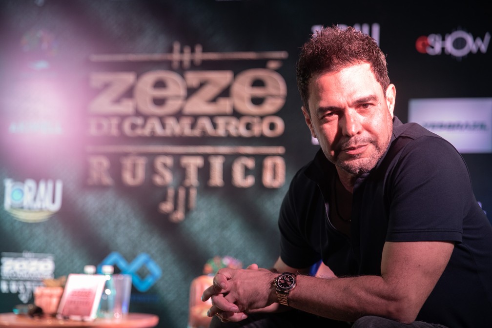 Zezé Di Camargo posa para fotos durante evento de lançamento em São Paulo de seu novo álbum em carreira solo — Foto: Fábio Tito/g1