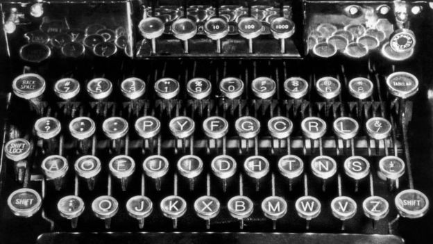 O teclado criado por August Dvorak agrupa letras que frequentemente são usadas juntas (Foto: Getty Images via BBC News Brasil)