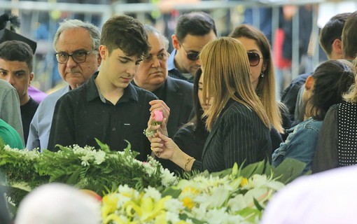 Amigos e familiares de Gugu Liberato se despedem em enterro